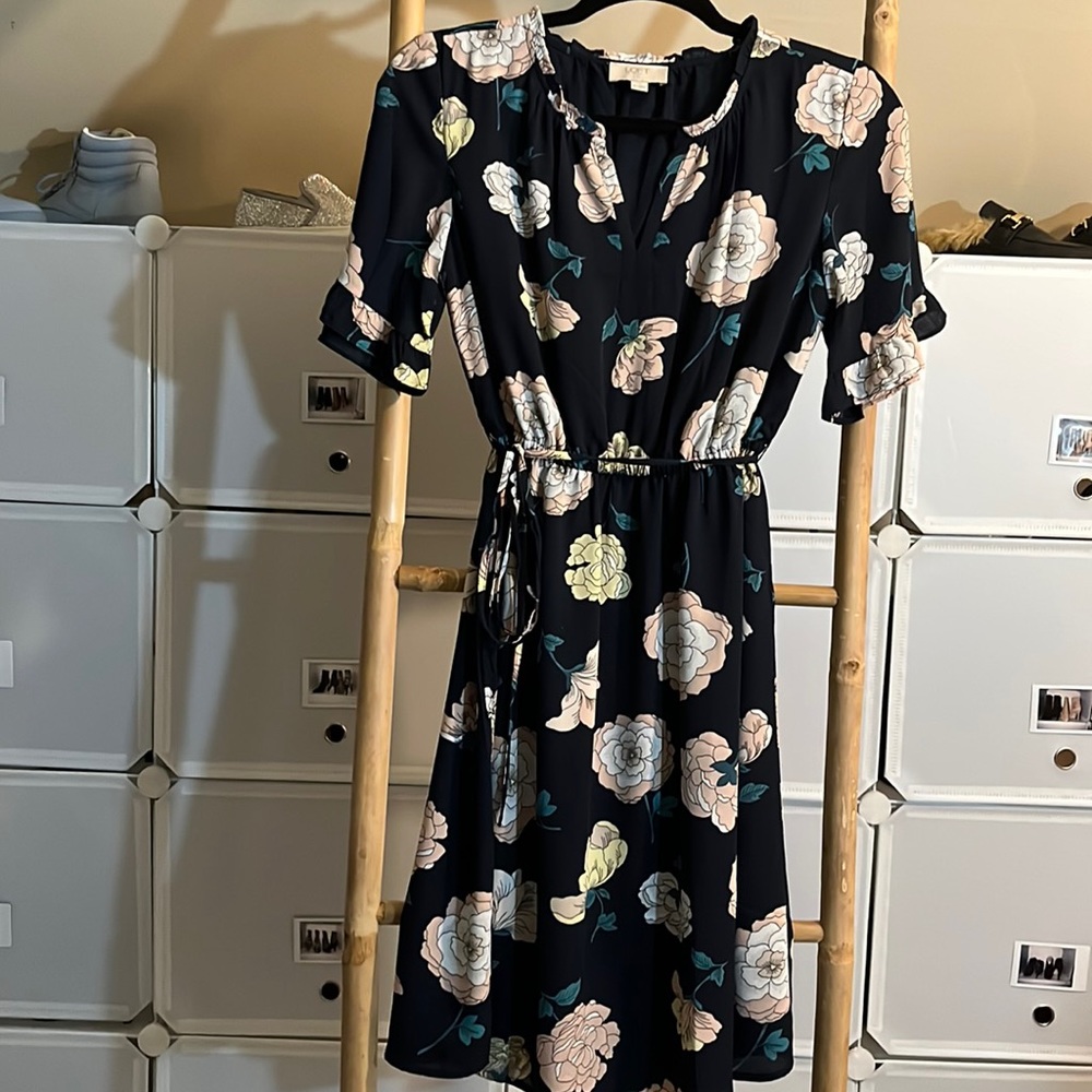 LOFT: FALL/SPRING/SUMMER VERSATILE DRESS UP/DOWN FEEL GOOD FLORAL PRINT!